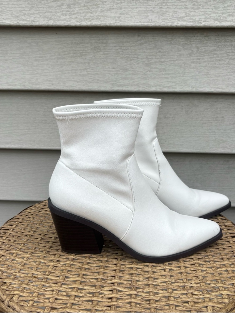 JustFab Women’s White Pointed Toe Ankle Boots - Size 7.5- Chic Sock Boot